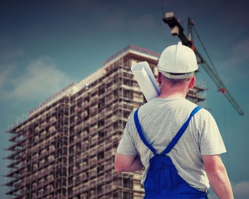 Un hombre de seguridad parado frente a un edificio