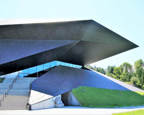 Edificio con techo triangular grande